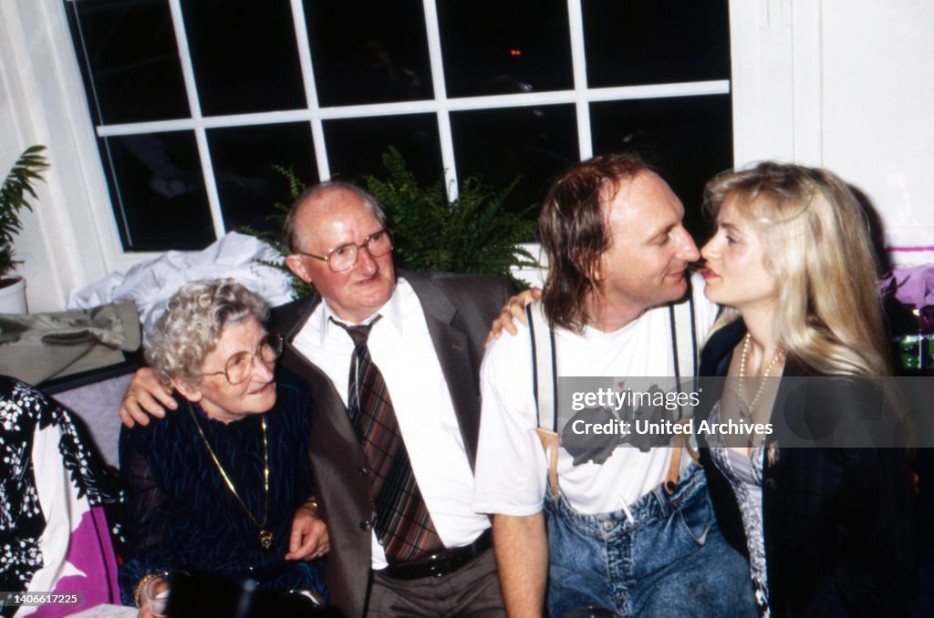 Adele, Karl und Otto Waalkes mit Ehefrau Manuela Manu Ebelt,... News Photo Getty Images Adele, Karl und Otto Waalkes mit Ehefrau Manuela Manu Ebelt,... News Photo Getty Images
