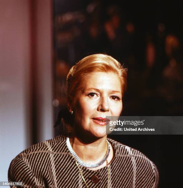 Christiane Hörbiger, österreichische Schauspielerin, als Talkgast bei Joachim Fuchsberger 'Heut' abend', Deutschland 1988.