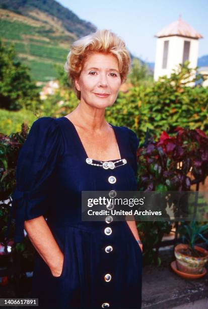 Christiane Hörbiger, österreichische Schauspielerin, in dem Fernsehfilm 'Hofrat Geiger', Deutschland 1996.