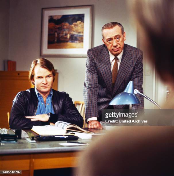 Fritz Wepper, deutscher Schauspieler , mit Horst Tappert in einer Folge der ZDF Krimiserie 'Derrick', Deutschland frühe 1980er Jahre.