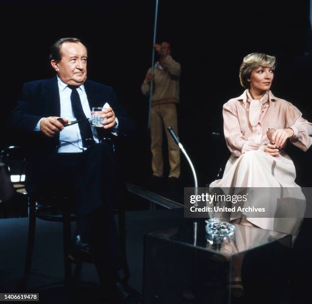 Siegfried Lowitz und Karin Anselm zu Gast bei Joachim Fuchsberger in dessen Talkshow 'Heut'abend', Deutschland 1981.