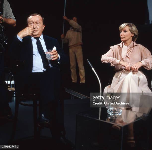 Siegfried Lowitz und Karin Anselm zu Gast bei Joachim Fuchsberger in dessen Talkshow 'Heut'abend', Deutschland 1981.