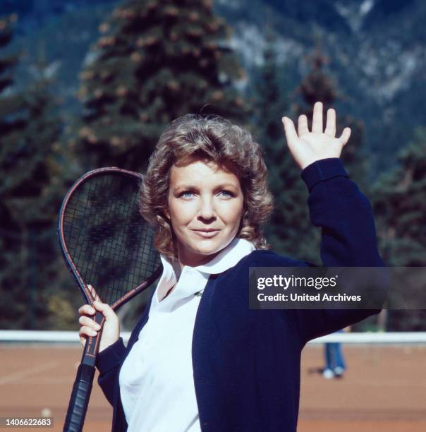 Gila von Weitershausen, deutsche Schauspielerin, in der Folge 'Anruf aus Marakesch' der Fernsehserie 'Die Wilsheimer', Deutschland 1991.