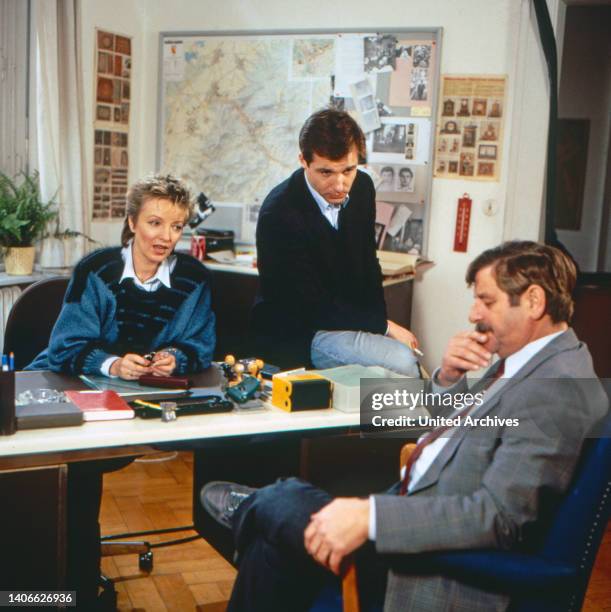 Tatort, Krimiserie, Deutschland seit 1971, Folge: 'Spiel mit dem Feuer' vom 4. Januar 1990, Darsteller: Karin Anselm, Michael Lesch, Walo Lüönd.