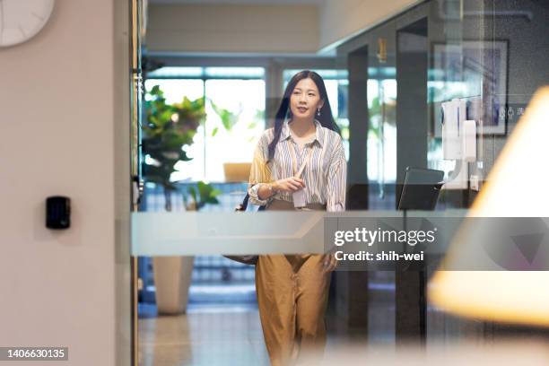 mujer de negocios asiática lista para trabajar en la oficina. - rótulo con el horario fotografías e imágenes de stock