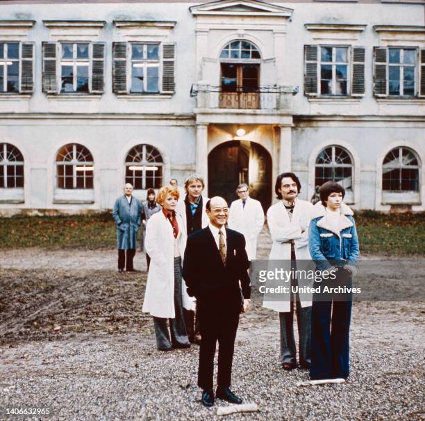 Das blaue Palais, Fernsehserie, Deutschland/Frankreich 1974, Folge 2 'Der Verräter', Darsteller: Tsai Lien Wang, Lyne Chardonnet, Loumi Iacobesco,...
