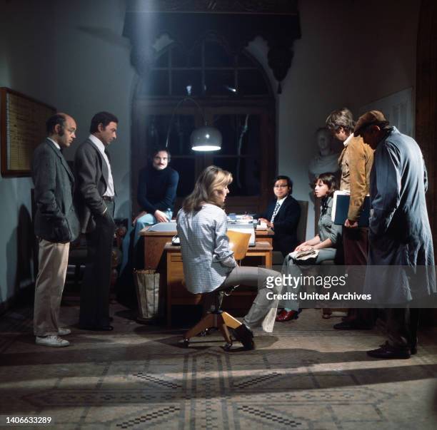 Das blaue Palais, Fernsehserie, Deutschland/Frankreich 1974, Folge 4 'Unsterblichkeit ...?', Darsteller: Eric P. Caspar, Silvano Tranquilli, Dieter...