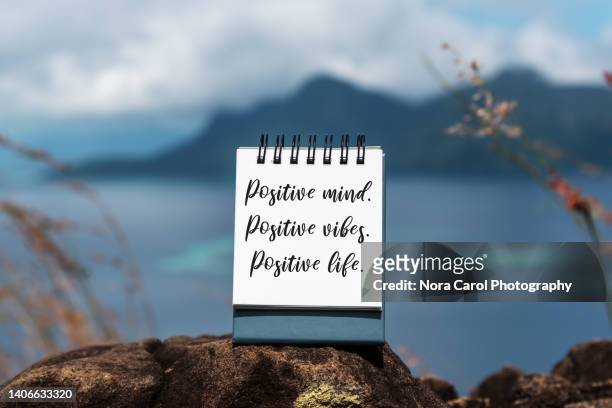 note with inspiration quotes - positive mind, positive vibes, positive life. - verurteilung stock-fotos und bilder
