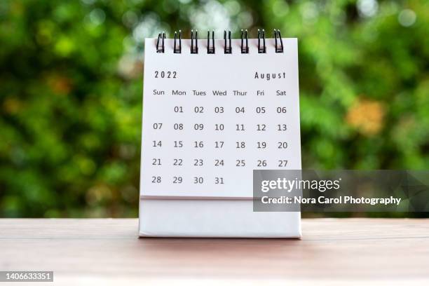 august 2022 calendar desk with copy space - week one stock-fotos und bilder