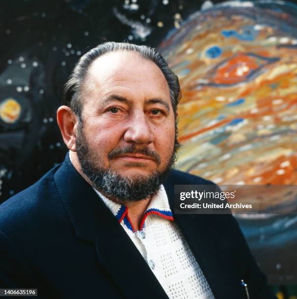 Hugo Käufl, deutscher Maler, fertigt Gemälde über die Entstehung des Universums in seinem Heimatort Pöttmes an, Deutschland um 1976.