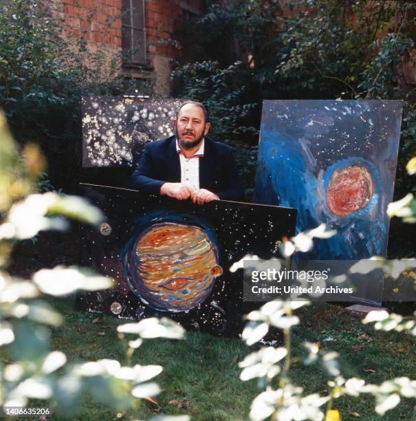 Hugo Käufl, deutscher Maler, fertigt Gemälde über die Entstehung des Universums in seinem Heimatort Pöttmes an, Deutschland um 1976.