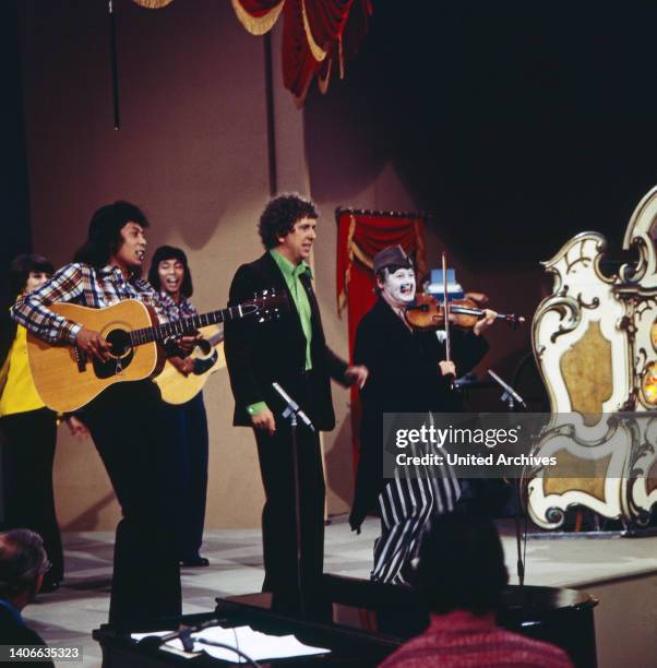 Blue Diamonds, niederländisches Doo Wop Duo, mit Kabarettist Seth Gaaikema und Clown Rexis bei einem Auftritt in Deutschland, um 1975.