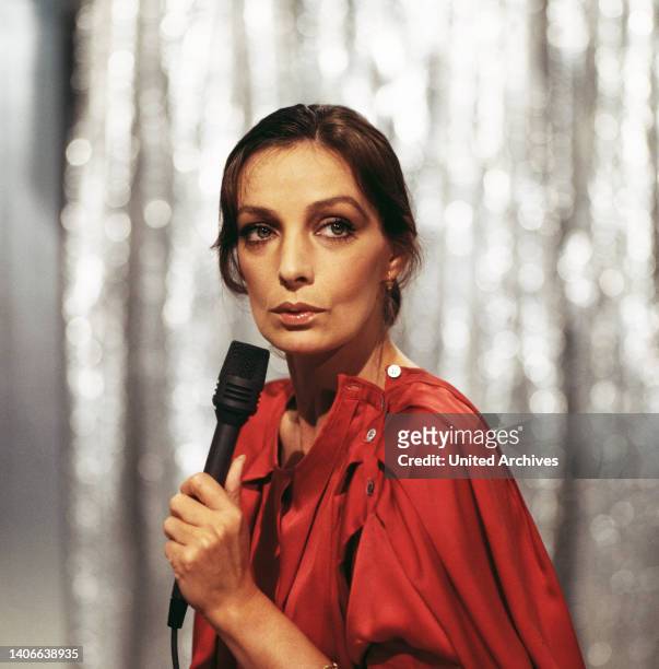 Liedercircus, ZDF Musiksendung, Auftritt der französischen Chansonsängerin und Schauspielerin Marie Laforet, 1984.