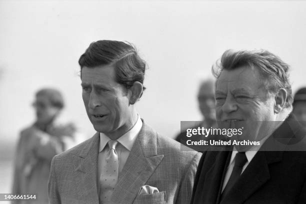 Der bayrische Ministerpräsident Franz Josef Strau�ß empfängt die royalen Besucher Prinzessin Diana und Prinz Charles am Münchner Flughafen Riem, 1987.