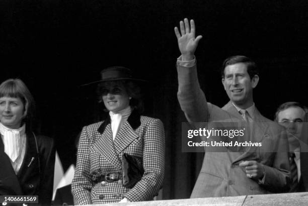 Prinzessin Diana und Prinz Charles beim Empfang im Münchner Rathaus, Charles winkt der Menge, 1987.