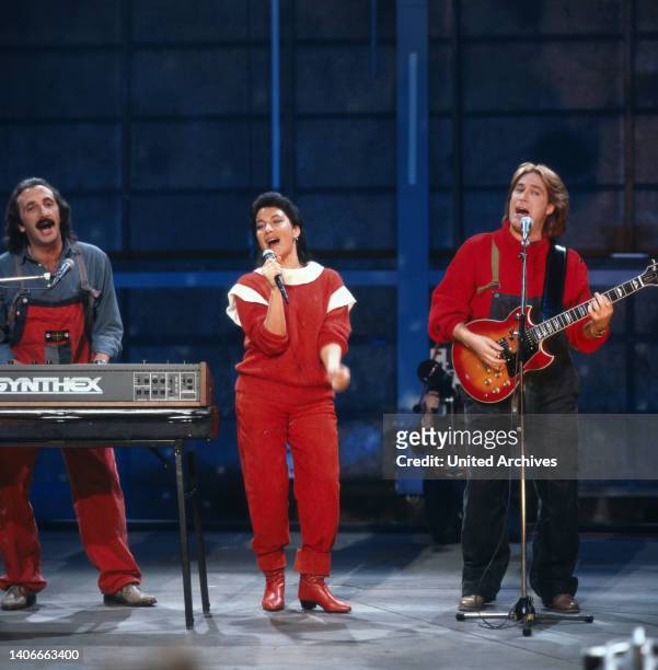 Ricchi e Poveri, Franco Gatti, Angela Brambati, Angelo Sotigu, italienische Popgruppe, hier bei einem TV Auftritt, 1982.