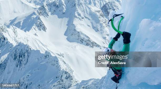 強い登山家 - ice pick ストックフォトと画像