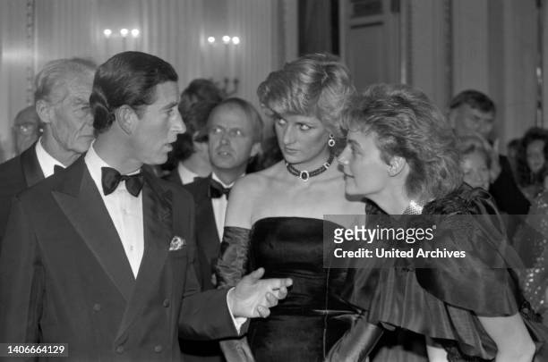 Prinz Charles, Prinzessin Diana und Monika Kohlmeier unterhalten sich während der Pause in der Münchner Oper beim Abendprogramm im National Theater....