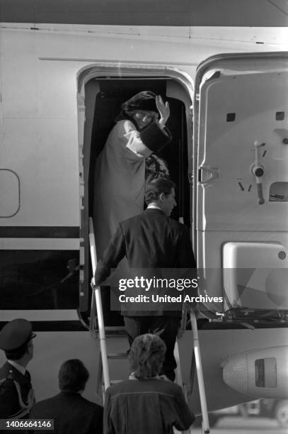 Prinzessin Diana winkt der Menge beim Einstieg ins Flugzeug zum Weiterflug nach Hamburg, Prinz Charles hinter ihr, 1987.