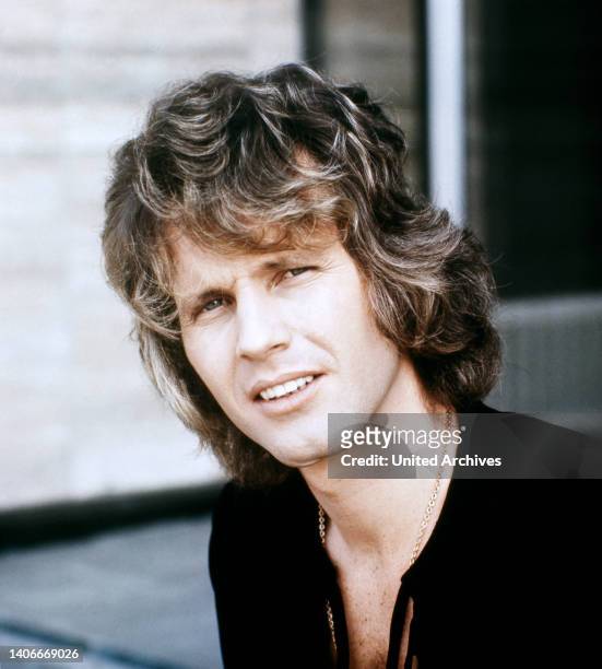 John Walker, alias John Joseph Maus, amerikanischer Musiker und Sänger, Mitglied der Pop Band The Walker Brothers, Portrait circa 1975.