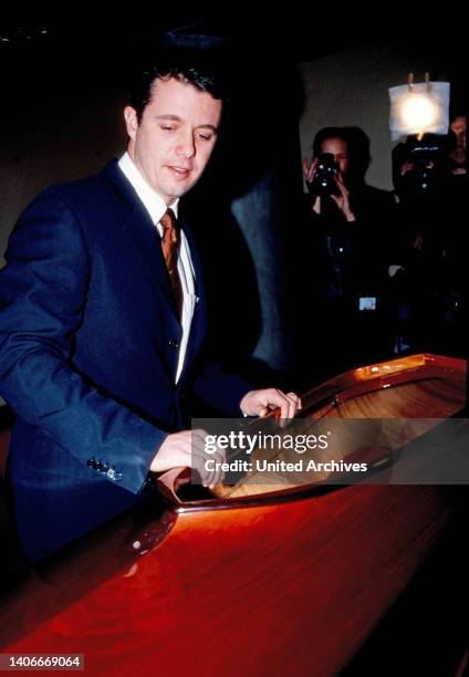 Frederik Andre Henrik Christian, Prinz zu Dänemark und dänischer Kronprinz, beim Besuch einer Kajakfabrik, Dänemark um 1995.