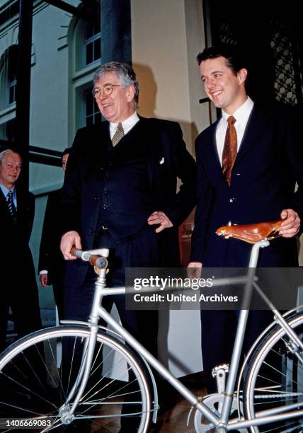 Frederik Andre Henrik Christian, Prinz zu Dänemark und dänischer Kronprinz , mit einem Fahrrad beim Besuch einer Kajakfabrik, Dänemark um 1995.