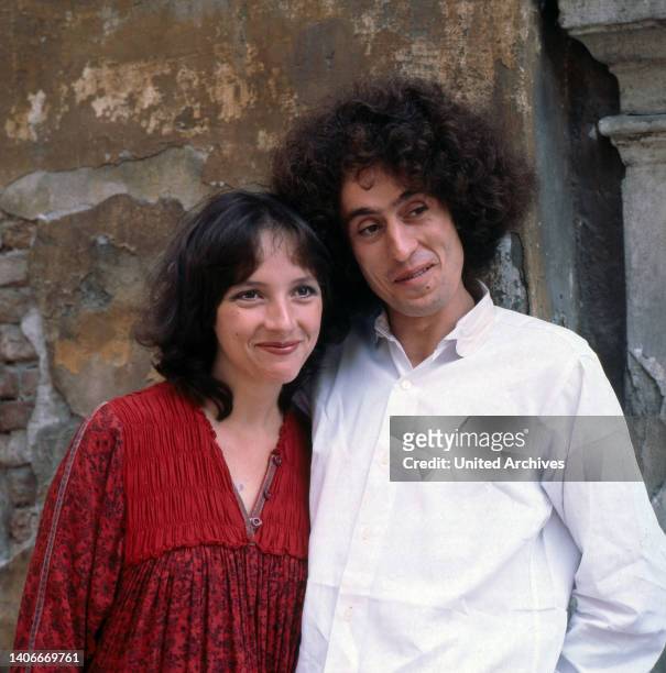Italienischer Musiker und Sänger, ein Cantautore, hier mit Ehefrau, LUISA ZAPPA, welche viele seiner Songtexte schrieb, Aufnahme 1982.