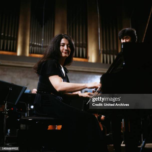 Martha Argerich, argentinisch-schweizerische Pianistin, bei einem Konzert mit Dirigent Seiji Ozawa, rechts, 1981.