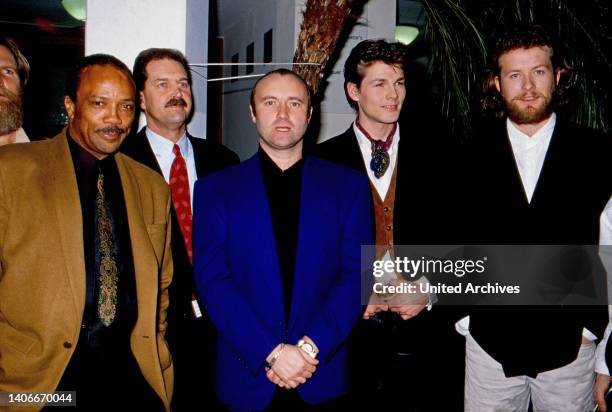 Produzent Quincy Jones, -?-, Phil Collins, britischer Schlagzeuger, Sänger und Schauspieler, sowie Morten Harket und Magne Furuholmen von der Gruppe...