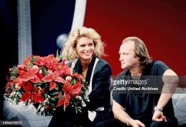 Phil Collins, britischer Schlagzeuger, Sänger und Schauspieler, und Sportlerin Katrin Krabbe in der Wettshow 'Wetten, dass' aus Kiel, Deutschland...