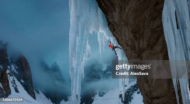 eisklettern in surrealer landschaft - eisklettern stock-fotos und bilder