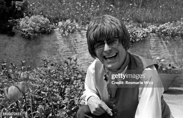 mature man laughing, wearing wig, 1964. - old man funny face black and white stock pictures, royalty-free photos & images