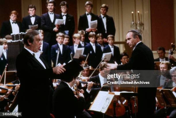 Opernsänger Kurt Moll und die Bamberger Symphoniker mit Dirigent Christoph Eschenbach bei einem Konzert, 1986.