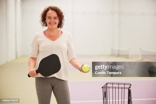 portrait d’une femme d’âge moyen sur un terrain de pickleball. - adulte dâge moyen photos et images de collection