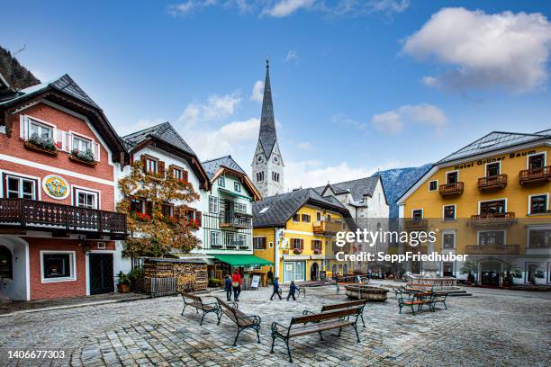 hallstatt salzkammergut marktplatz - hallstatter see stock pictures, royalty-free photos & images