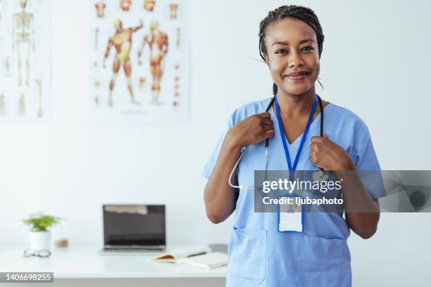 estar en esta profesión me da un gran propósito - black female nurse fotografías e imágenes de stock