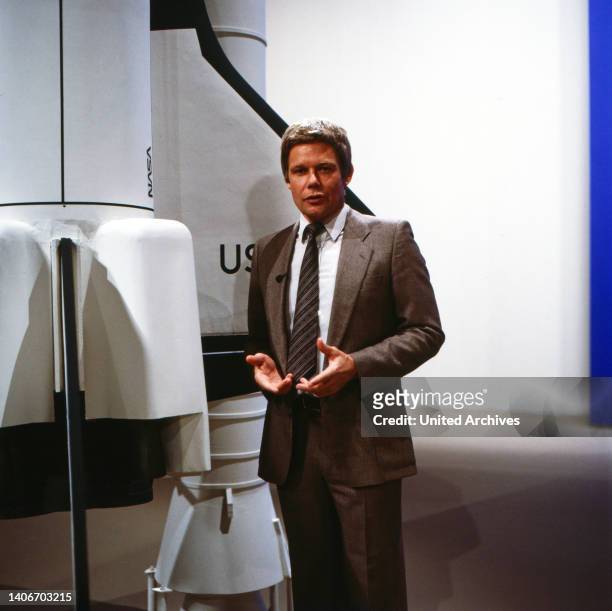 Aus Forschung und Technik, Wissenschaftsmagazin, Deutschland 1964 - 1988, Moderator Joachim Bublath in der Folge 'Raumfahrt international',...