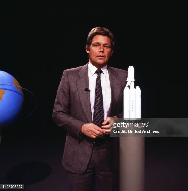 Aus Forschung und Technik, Wissenschaftsmagazin, Deutschland 1964 - 1988, Moderator Joachim Bublath in der Folge 'Raumfahrt international',...