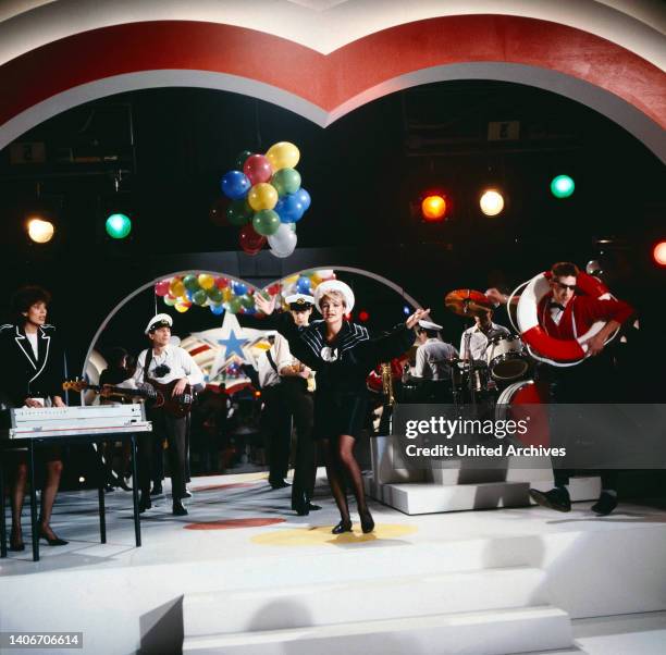 Frl. Menke aka Franziska Menke, singt mit ihrer Band den Song 'Tretboot in Seenot' in der Unterhaltungssendung 'Die Spielbude', Deutschland 1983.