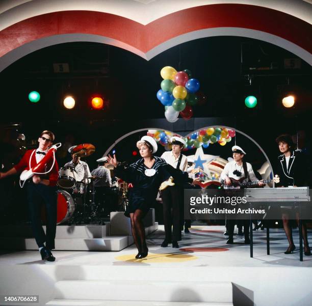 Frl. Menke aka Franziska Menke, singt mit ihrer Band den Song 'Tretboot in Seenot' in der Unterhaltungssendung 'Die Spielbude', Deutschland 1983.