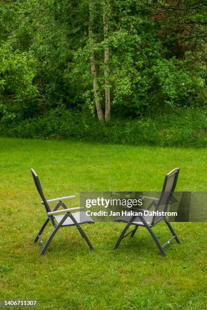 two empty chairs in garden - berk stockfoto's en -beelden