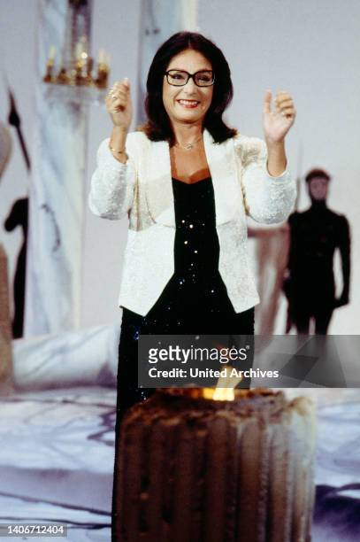 Nana Mouskouri, weltweit erfolgreiche griechische Sängerin, im Bild: Auftritt in der ZDF Show: Wetten, daß, Deutschland, 1988.