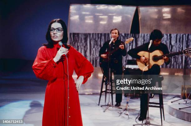 Nana Mouskouri, weltweit erfolgreiche griechische Sängerin, im Bild: TV-Auftritt, Deutschland, circa 1976.