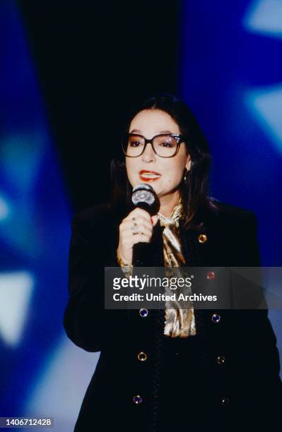 Nana Mouskouri, weltweit erfolgreiche griechische Sängerin, im Bild: TV-Auftritt, Deutschland, 1990.