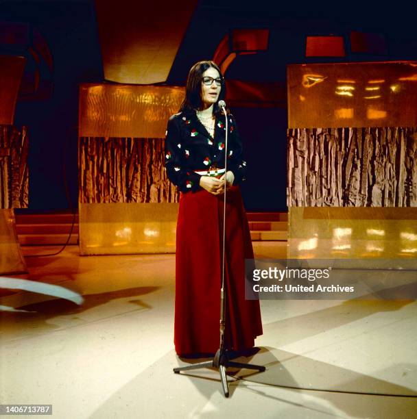 Nana Mouskouri, weltweit erfolgreiche griechische Sängerin, im Bild: TV-Auftritt, Deutschland, circa 1979.