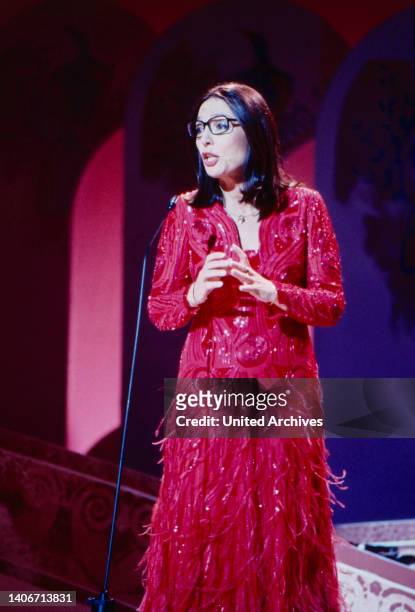 Nana Mouskouri, weltweit erfolgreiche griechische Sängerin, im Bild: TV-Auftritt, Deutschland, circa 1980.