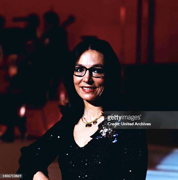 Nana Mouskouri, weltweit erfolgreiche griechische Sängerin, im Bild: Portrait von 1983.