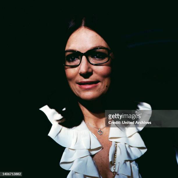 Nana Mouskouri, weltweit erfolgreiche griechische Sängerin, im Bild: Portrait von 1983.