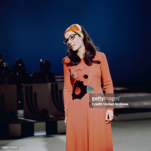 Nana Mouskouri, weltweit erfolgreiche griechische Sängerin, im Bild: TV-Auftritt, Deutschland, circa 1975.