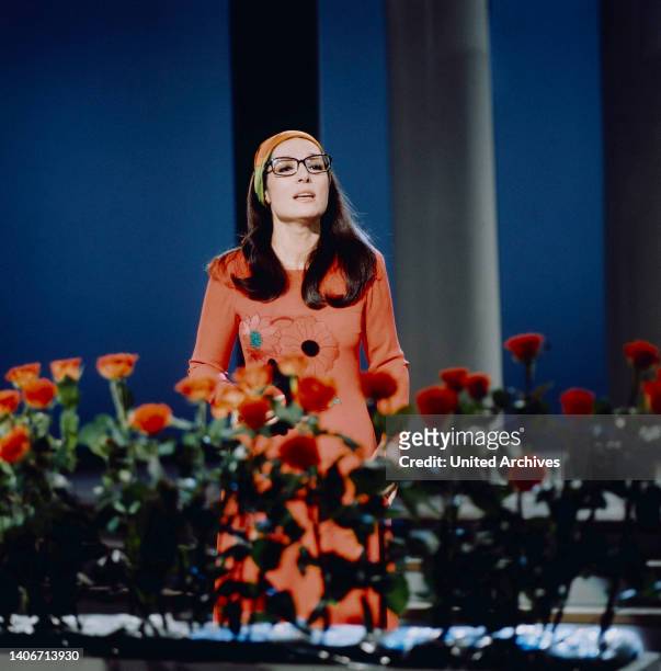 Nana Mouskouri, weltweit erfolgreiche griechische Sängerin, im Bild: TV-Auftritt, Deutschland, circa 1975.